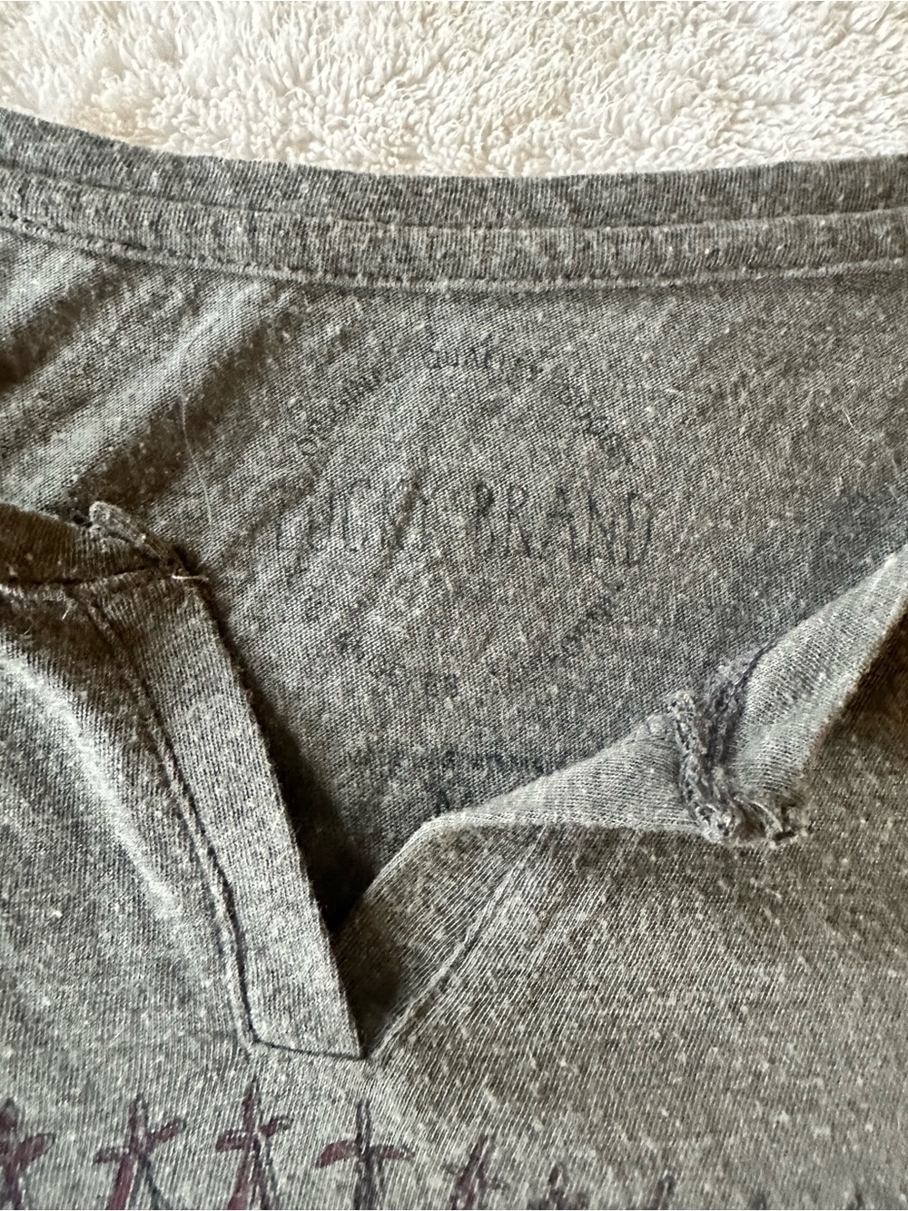 Lucky Brand Gray V-Neck Elephant Graphic Long Sleeve Top - Picture 3 of 3